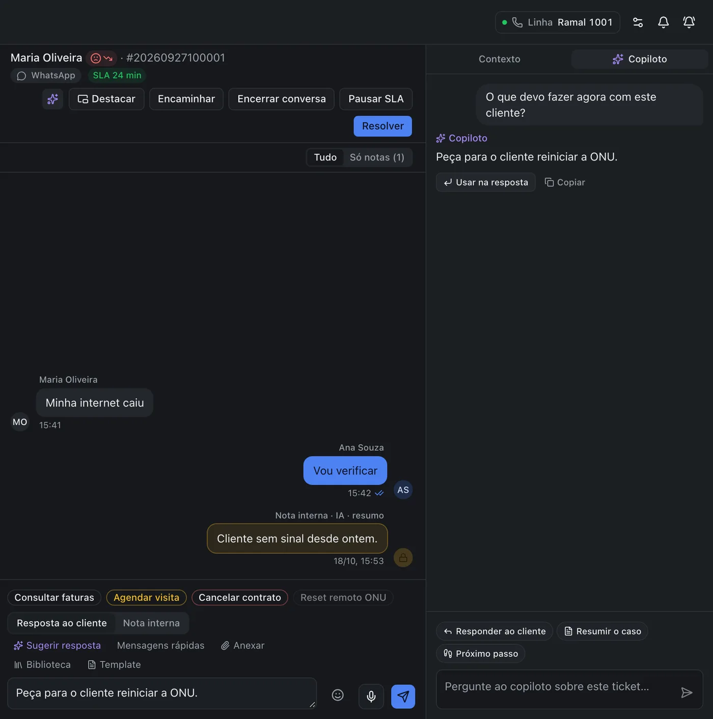 Copiloto aberto ao lado de uma conversa de WhatsApp: o atendente pergunta o que fazer, o copiloto sugere pedir para reiniciar a ONU e a sugestão já está no campo de resposta.